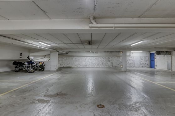 Vignette parking Métro Georges V - rue de Berri - Paris 8
