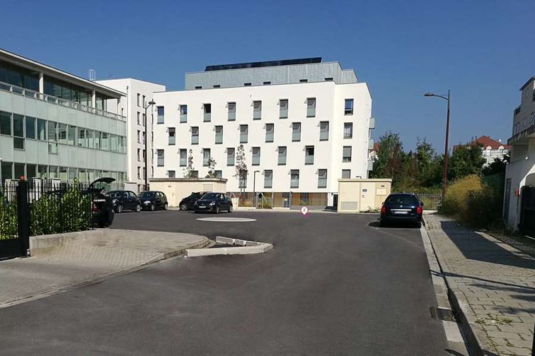 Bussy-Saint-Georges - Gare de Bussy-Saint-Georges - Souvenir Français - Parking réservable en ligne - Bussy-Saint-Georges