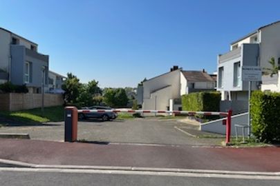 Parking 8 rue de la Tour - Barrière rouge