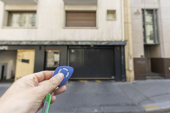 Vignette parking Métro George V - Paris