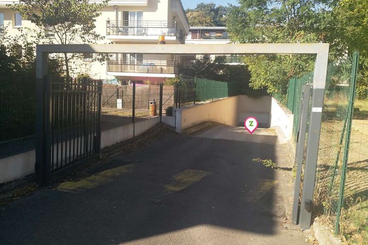 Garches - Hôpital Raymond-Poincaré - La Marche - Intérieur - Parking réservable en ligne - Garches