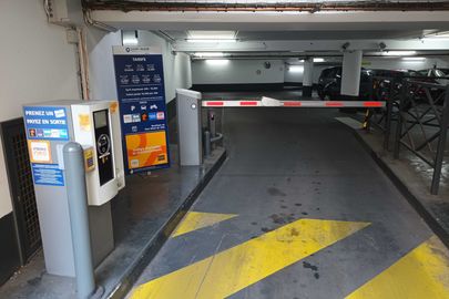 Parking RER Le parc-De-Saint-Maur - place de la Louvière - Saint Maur des Fossés