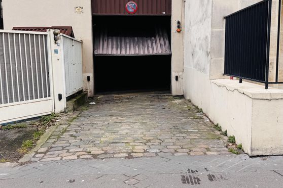 Vignette parking Métro Lourmel - rue de Lourmel - Paris 15