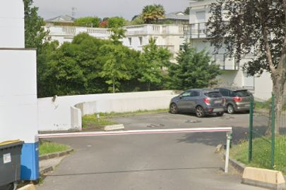 Parking Vaucresson - Hôpital Raymond Poincarré - Lafayette Escadrille Memorial Cemetery